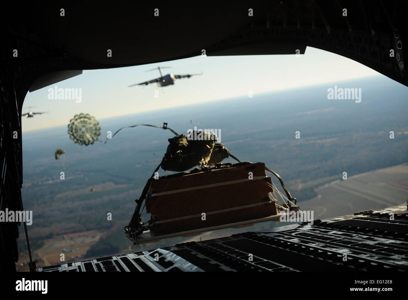 Schwergut-Palette wird die Rampe eine c-17 Globemaster III Flugzeuge von Charleston Air Force Base, S.C., während eine strategische Brigade Airdrop kontrollieren Norden Hilfs Flugplatz in der Nähe von Norden, S.C., 16. Dezember 2009, zeigt die globale Projektion des US-Airpower beendet. US-Armeesoldaten aus der 82. US-Luftlandedivision, Fort Bragg, N.C., waren Fries in der Übung zusammen mit Cargo-Paletten zu simulieren, die Beschlagnahme von einem entfernten Flugplatz, bietet eine gemeinsame Trainingsmöglichkeit für die Piloten und Soldaten. Das Trainingsmission enthalten Abwürfe über Norden Hilfs Flugplatz, Luft tanken tra Stockfoto