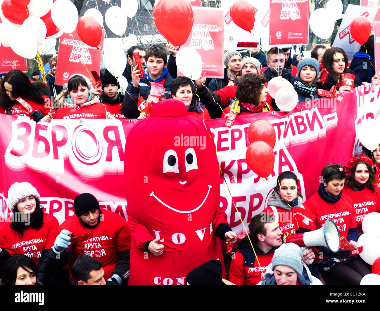Kiew, Ukraine. 13. Februar 2015. Partisipants der Aktion--13. Februar 2015 in Kiew, Ukraine, feierte den Tag des Kondoms. Die symbolische Aktion war nicht nur von Freiwilligen, sondern auch Studenten der Universitäten von Kiew eine Zwangspause einlegen. In die Mitte der Passanten verteilt 20.000 Kondome. Diese Zahl ist eine symbolische, etwa die gleiche Anzahl der Ukrainer jährlich als HIV-positiv registriert werden. Bildnachweis: Igor Golovnov/Alamy Live-Nachrichten Stockfoto