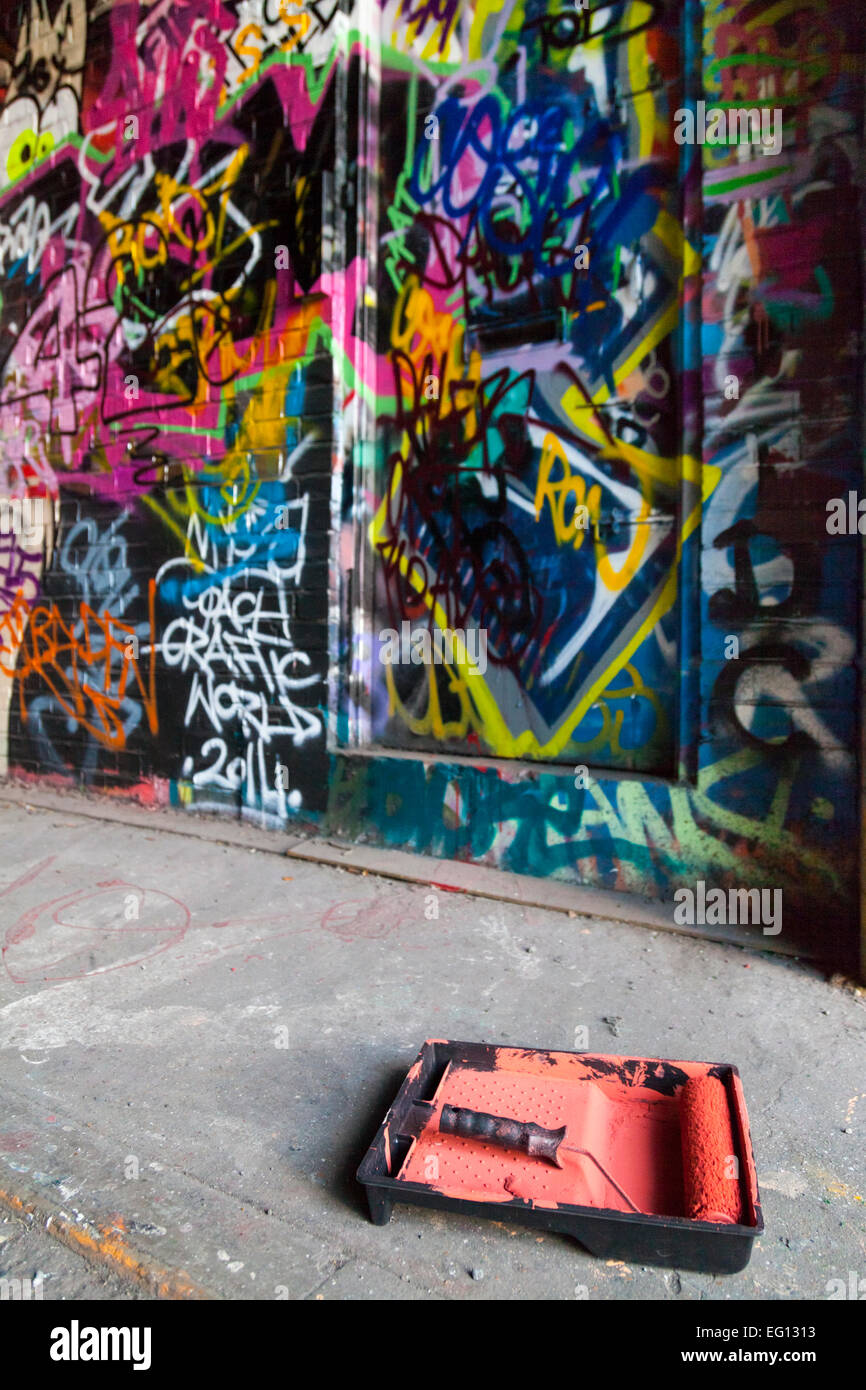 Graffiti an "The Tunnel", auch genannt "Banksy Tunnel" bei Leake Street in der Nähe von Waterloo, eine autorisierte Streetart-Bereich in London Stockfoto