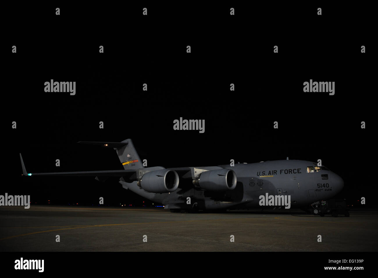 Eine c-17 Globemaster III Flugzeuge aus der 729. Airlift Squadron, März Air Reserve Base, Kalifornien, ist mit Fracht beladen und bereit, Langley Air Force Base, Virginia, zur Unterstützung von Haiti Erdbebenhilfe, 16. Januar 2010 zu verlassen. Das Flugzeug trägt humanitäre Hilfe und US-Armeesoldaten und Ausrüstung aus der 688. schnelle Port Öffnungselement, Fort Eustis, Virginia, im Rahmen der Operation Unified Response.  Staff Sgt Jacob N. Bailey Stockfoto