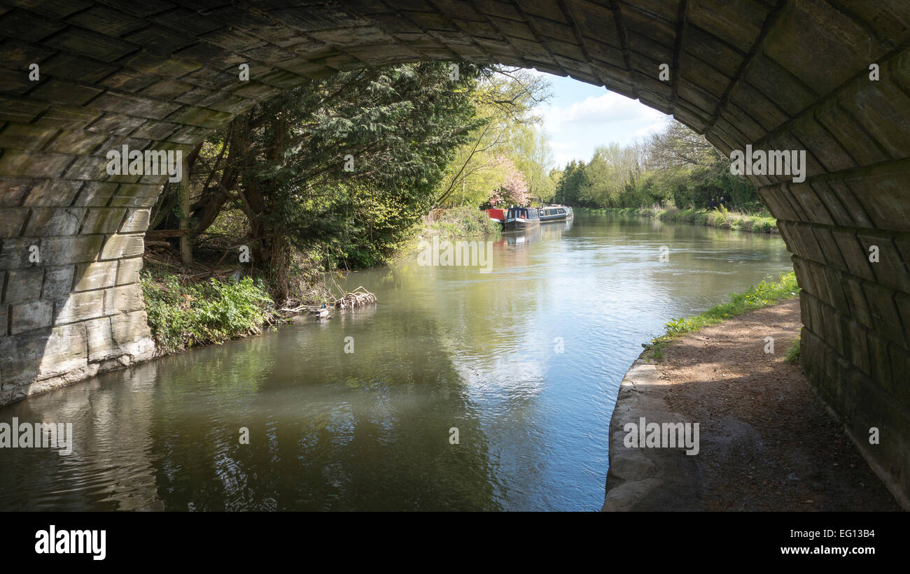 Burghfield Brücke Nr. 14 auf der Kennett und Avon Kanal -1 Stockfoto