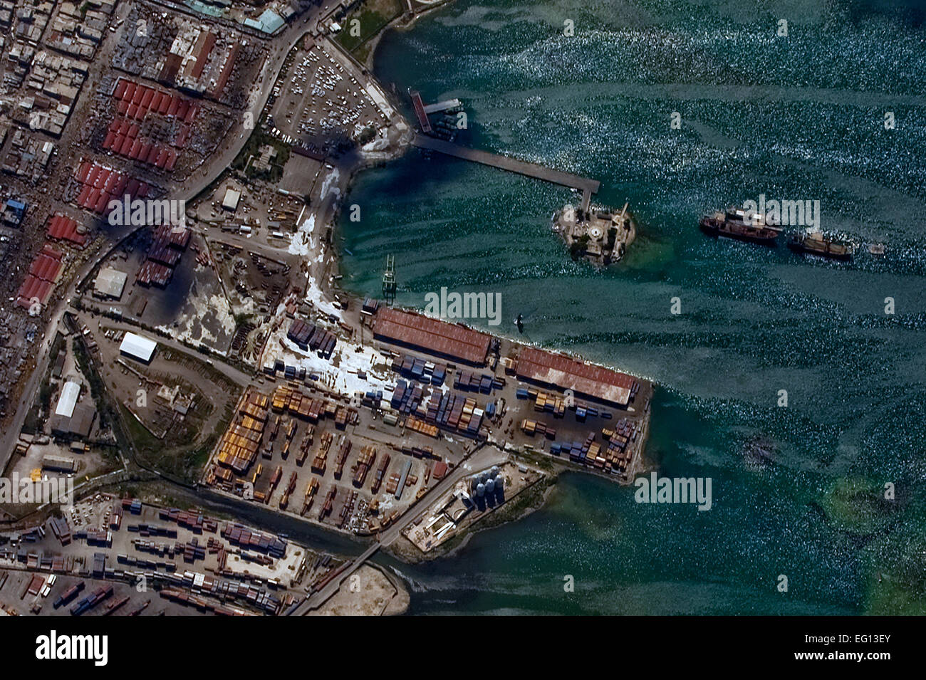 Eine Luftaufnahme des Hafens von Port-au-Prince in Haiti von einem OC-135B Beobachtung Flugzeug Jan. 14. Die OC-135B flog über Haiti für mehr als drei Stunden Panoramafotos helfen koordinieren U.S. Militär zu den Hilfsmaßnahmen in Haiti zu unterstützen.  Airman 1st Class Perry Aston Stockfoto