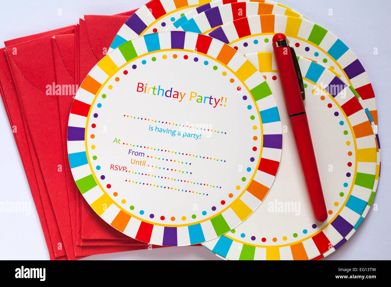 Vorbereitungen zum Geburtstagsparty-Einladungen mit rote Umschläge zu schreiben Stockfoto