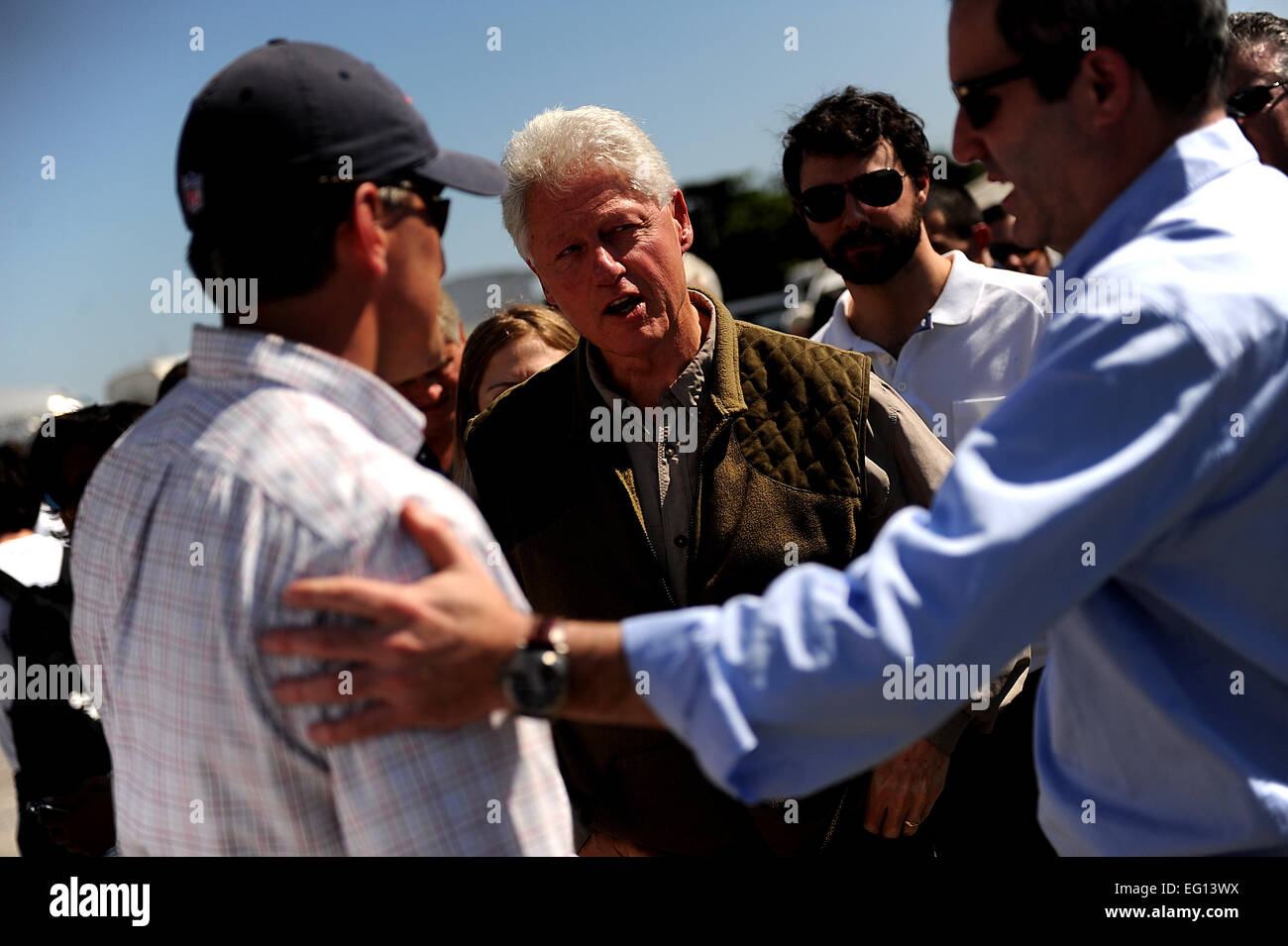 Ehemaliger US-Präsident Bill Clinton und seine Tochter, Chelsea, besuchen Sie Port au Prince, Haiti, 18. Januar 2010.  Die US-Gesandten für Haiti hat Präsident Clinton 12. Januar 2010 durch das Erdbeben verursachten Schäden und Entlastung Bemühungen befragt.  von Master Sgt. Jeremy LockReleased Stockfoto