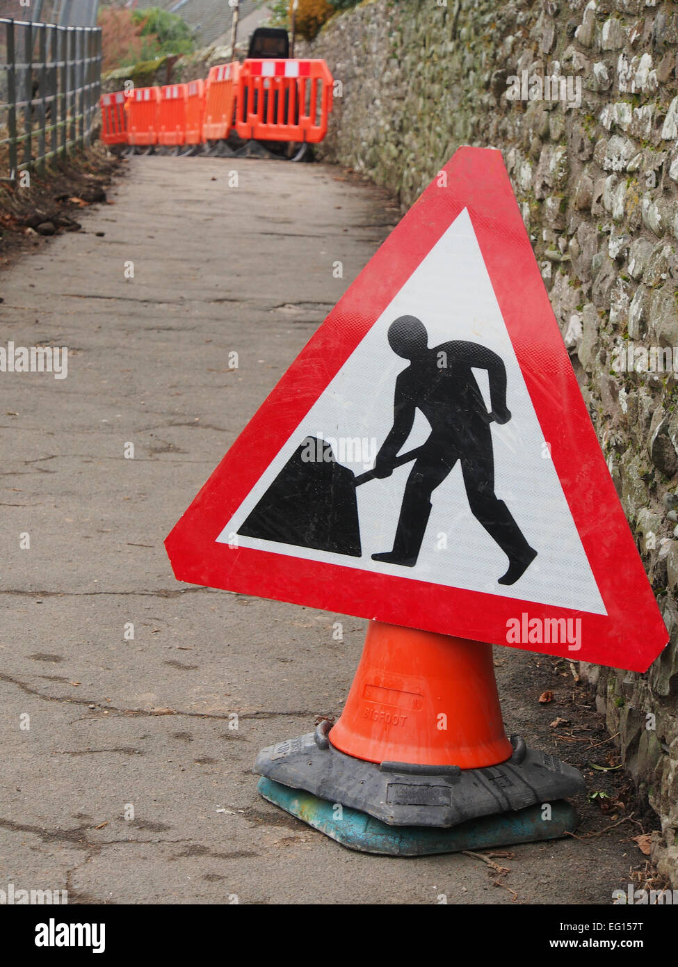 Männer bei der Arbeit melden Sie sich an einer kleinen Straße in Cumbria Stockfoto