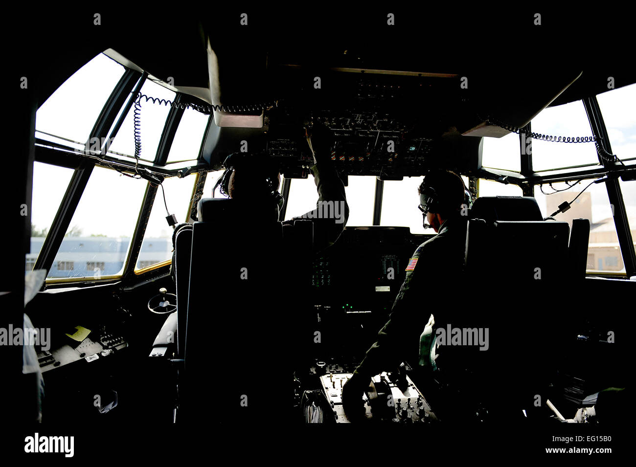 US Air Force Captain Adam Recht und Major Brian 193. Special Operations Wing, Air Force Special Operations Command, Middletown, Pennsylvania, Verhalten vor dem Flug auf eine EG-130J vor einer Mission in Haiti am 30. Januar 2010.  Die EC-130 sind aus Puerto Rico zur Unterstützung der Operation Unified Response in Haiti tätig.  EG-130J Commando Solo ist ein speziell modifiziert viermotorigen Herkules Transportflugzeug und stößt Rundfunk AM und FM Sendungen auf Kreolisch Haitianer informieren auf verschiedenen Nachrichten wie was tun, wenn eine Leiche, wo man Hilfe und spezifische erhalten andere Regierung Nachrichten. Stockfoto