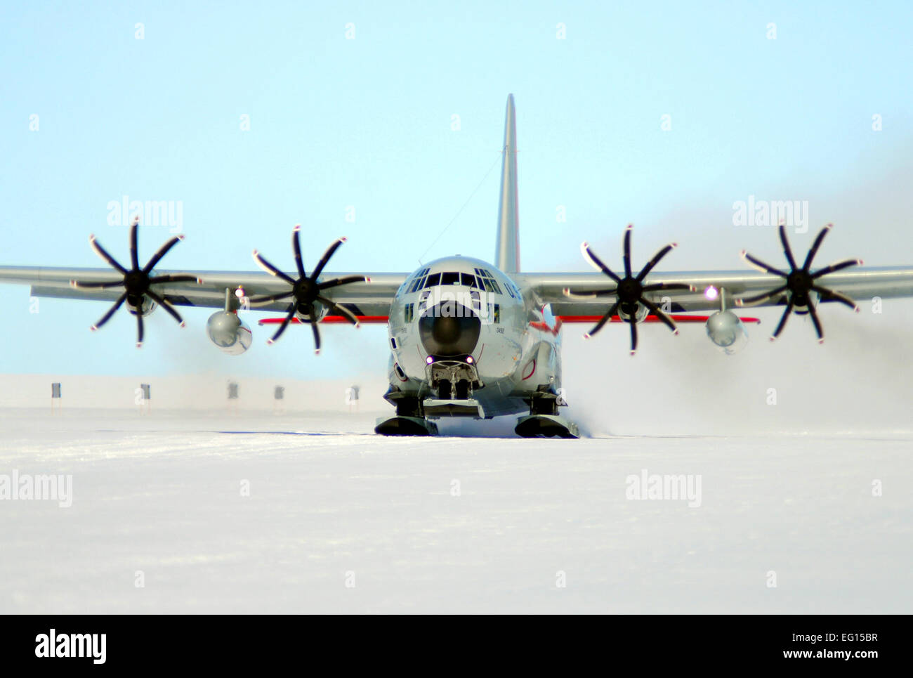 Ein Ski-ausgestattet, LC-130 Hercules-Frachtflugzeug aus der New York Air National Guard 109. Airlift Wing zieht 2. Februar 2011, während einer Operation Deep Freeze-Mission in der Antarktis. 109. AW, der sich in der Antarktis Missionen aus Christchurch, New Zealand, beteiligt ist die einzige Organisation, die die Ski-ausgestattet, LC-130 s fliegt. U.S. Air Force photo Stockfoto