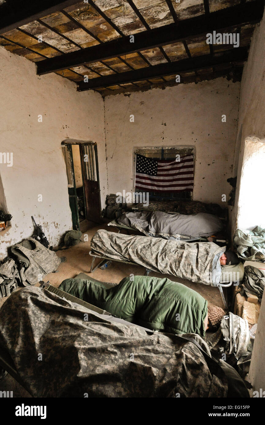 US-Soldaten mit Alpha Company, 1. Bataillon, 17. Infanterie-Regiment Schlaf in einem verlassenen Gebäude während der Operation Helmand Spider, Badula Qulp, Provinz Helmand, Afghanistan, 11. Februar 2010.  Techn. Sgt Efren Lopez Stockfoto