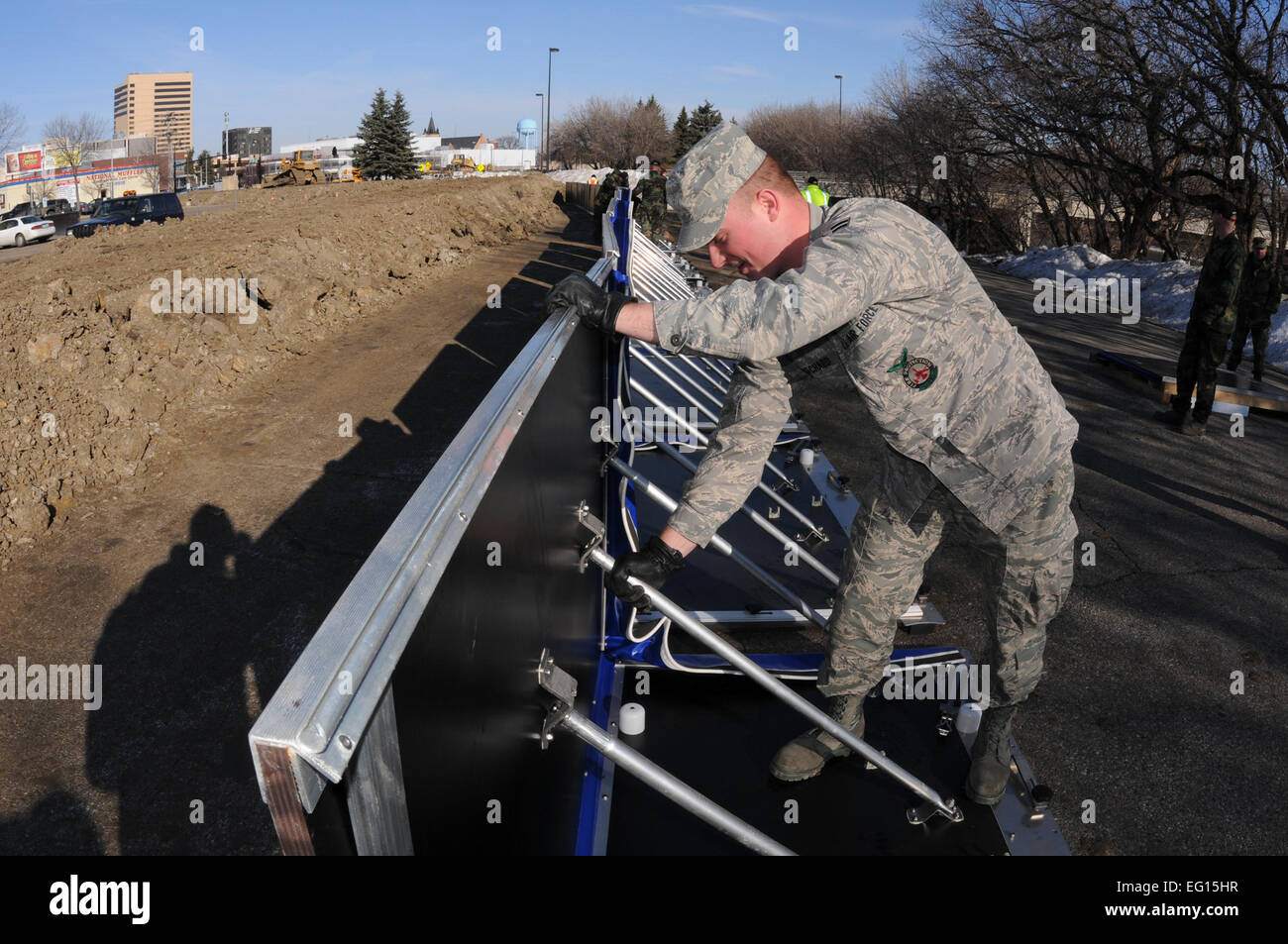 Airman 1st Class Casey Pritchard, der 119. Civil Engineer Squadron, montiert einen Abschnitt einer experimentellen Aqua Umzäunung März 17, Fargo, ND Die Aqua Zaun installiert wird von der North Dakota Air National Guard als ein Test-Sperrwerks zu sehen, ob es möglicherweise wirksam für die Verwendung in Zukunft Hochwasserschutz.  DoD-Foto von Senior Master Sergeant David H. Lipp Stockfoto