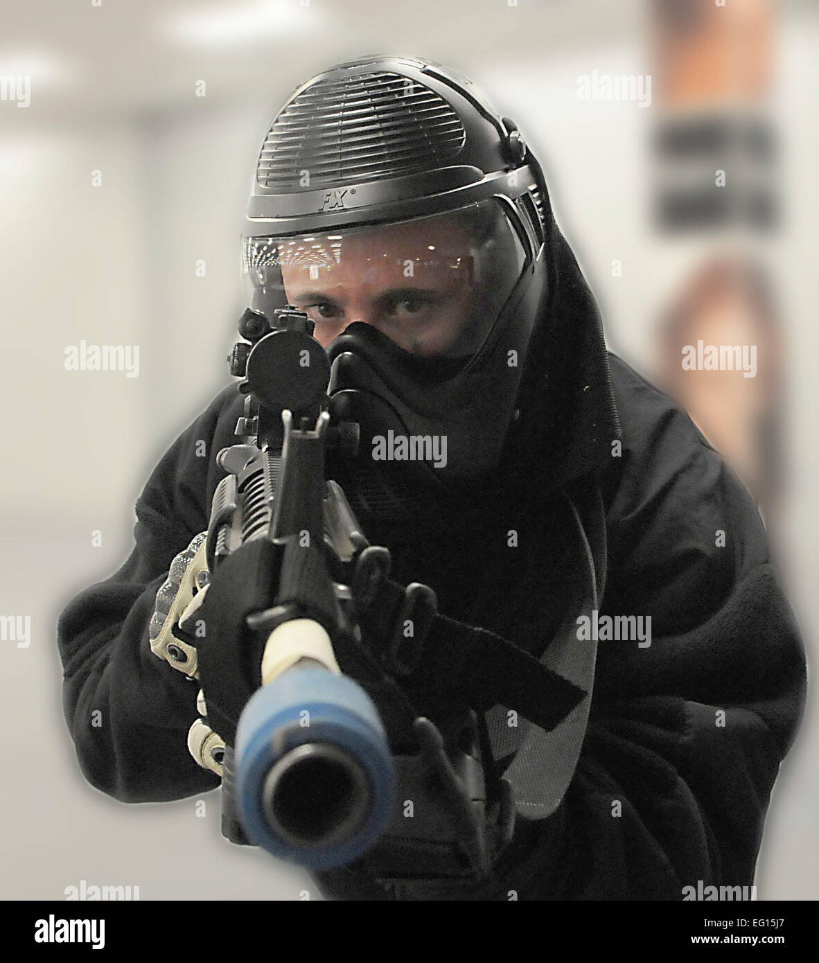 SSgt Jason Roth der Sicherheitskräfte Randolph bereitet sich auf ein Shooter Sicherheit Kräfte aktiv Shooter Training der alten BX-Anlage am 24. März 2010 sein.   Don-Lindsey Stockfoto