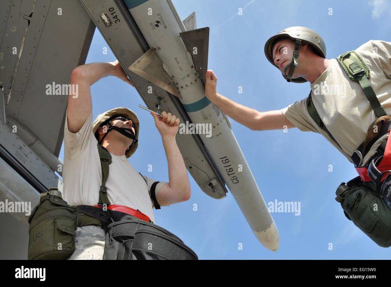 Staff Sgt Rodney Tunison links und Flieger 1. Klasse Chris Biggs, beide Flugzeuge Bewaffnung Systemspezialist mit der 138. Kämpfer-Flügel von Tulsa, Oklahoma, engagieren die hinteren Dämpfer auf eine AIM-120 AMRAAM-Raketen. Dieses Verfahren bietet Platz für die Rakete richtig auf der Schiene und verbietet es verschiebt. Staff Sgt Tunison und Flieger 1. Klasse Biggs in Gulfport, Mississippi 8. Juni 2010 mit der 138. Kämpfer-Flügel für eine operationelle Bereitschaft Prüfung die Fähigkeit der Einheit seiner Kriegszeit Mission durchführen auswertet bereitgestellt.  MSgt Mark A. Moore Stockfoto