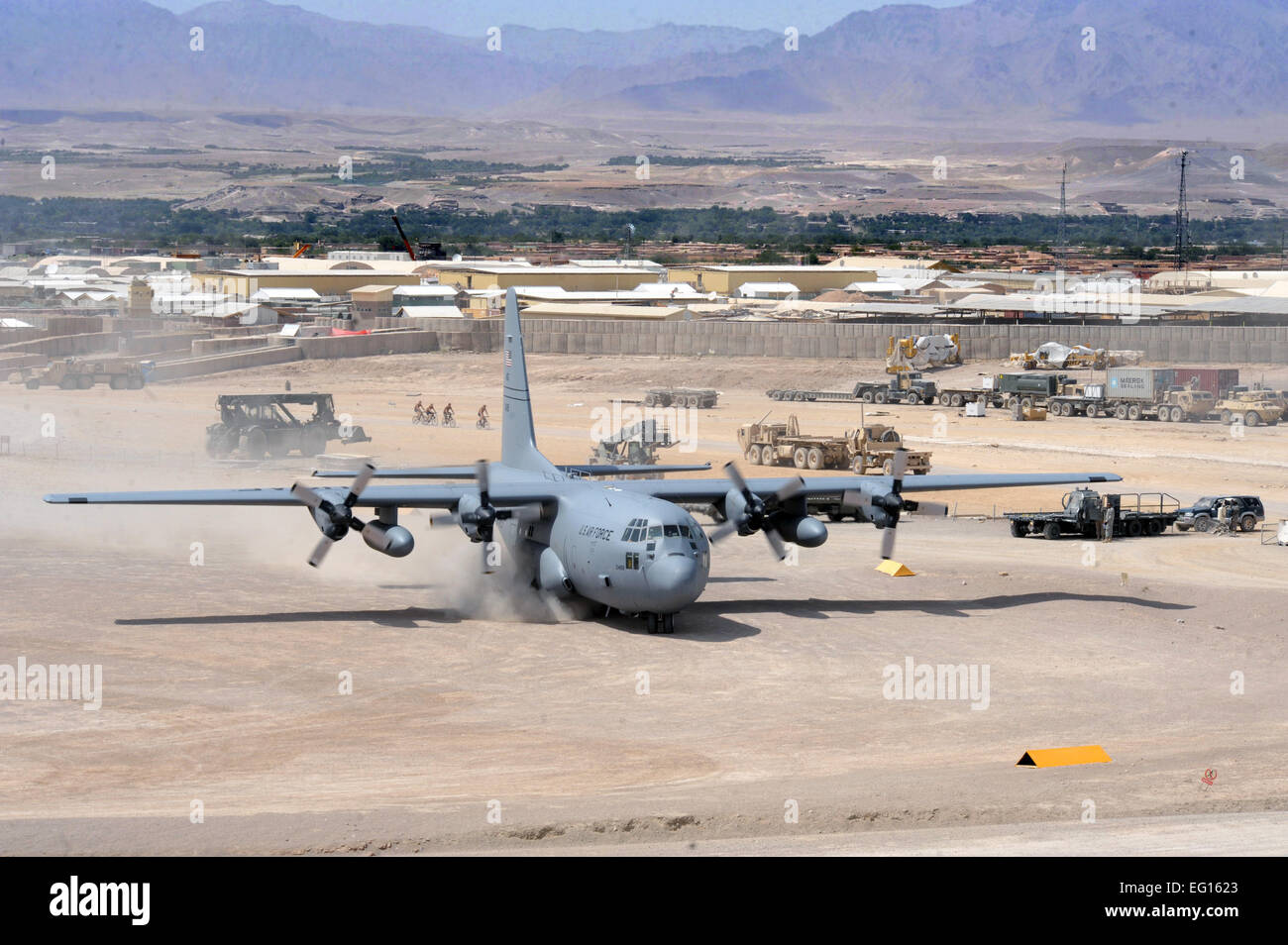 US-Luftwaffe c-130 Flugzeuge als es ist Taxis von der längsten Schmutz ...