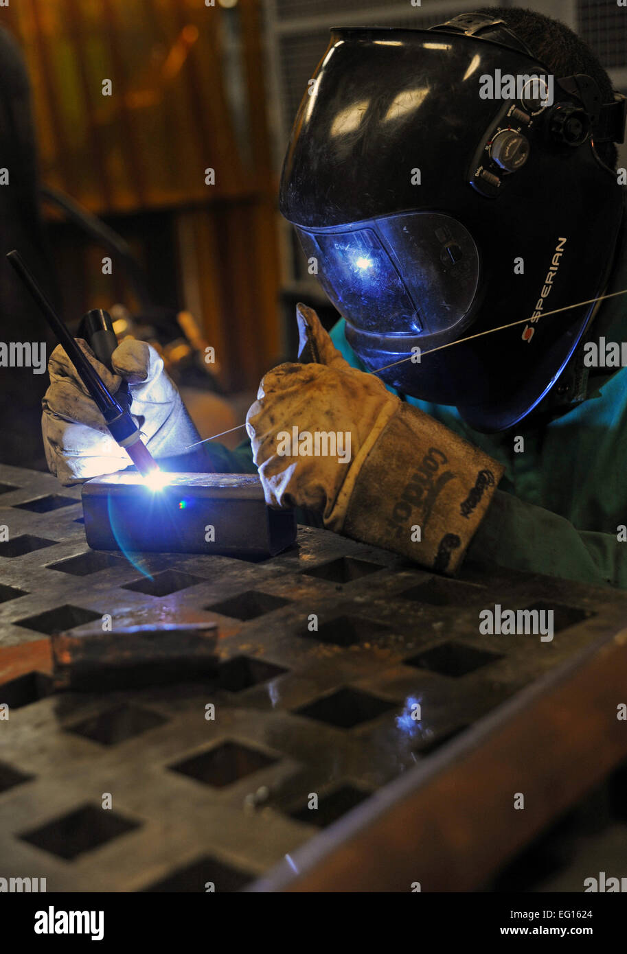 Senior Airman Nicholas Johnson schweißt Risse auf eine Aerospace Ground Equipment-Halterung an einem unbekannten Ort in Südwest-Asien am 7. Juli. Airman Johnson ist ein Metall-Techniker mit der 379th Expeditionary Wartung Geschwader und von Kadena AFB, Japan bereitgestellt wird. Senior Airman Katie Gieratz Stockfoto