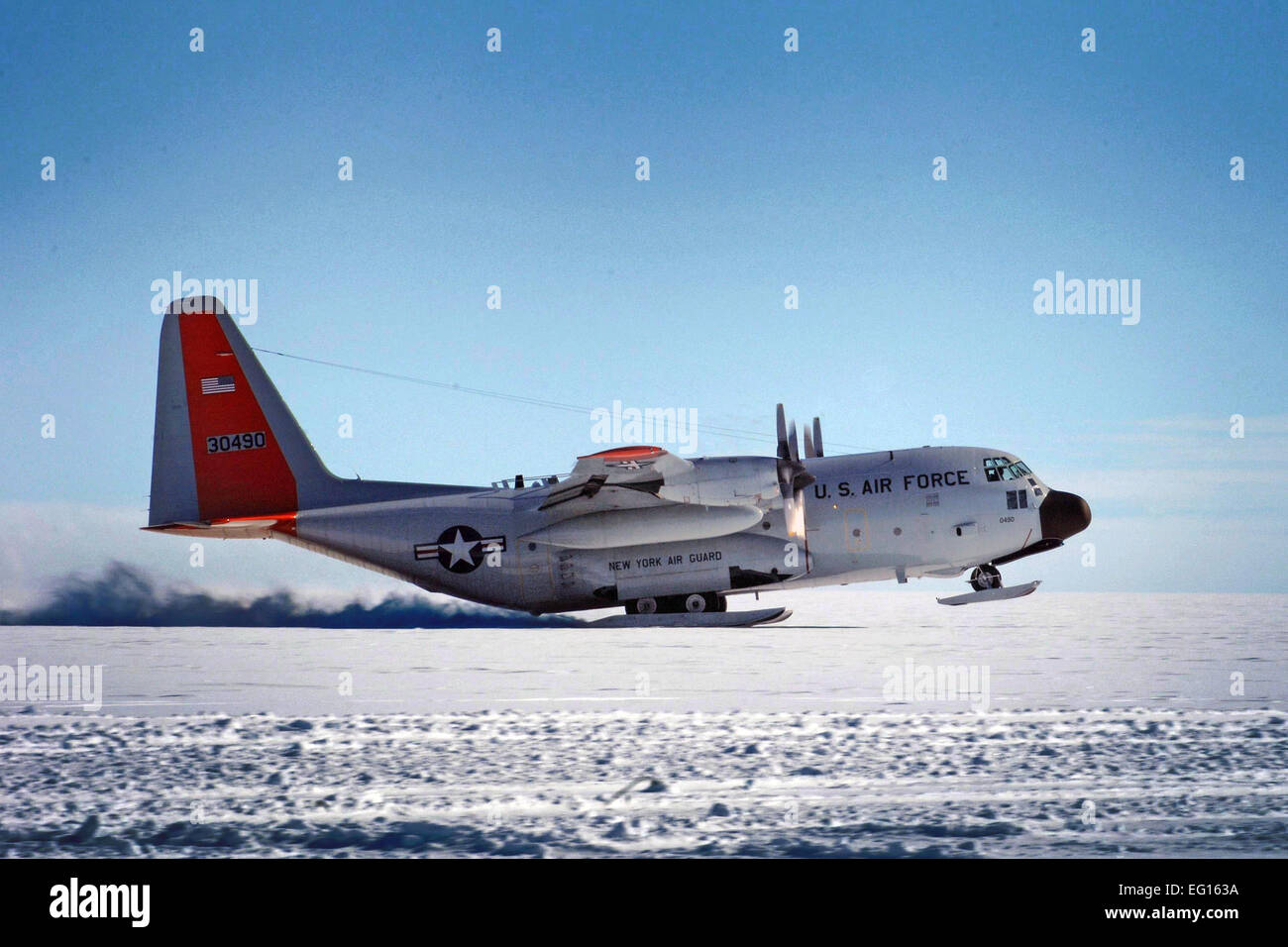 Die Besatzung von einem Ski-ausgestattet, LC-130 Hercules aus der New Yorker Nationalgarde 109. Airlift Wing nimmt ab 28. Juli 2010, von einer entfernten Wissenschaft-Forschung-Site im grönländischen Eisschild. 109. Airlift Wing ist die einzige militärische Einheit in der Welt solche Flugzeuge fliegen und hat nach Grönland seit 1975 Missionen geflogen. Das Gerät unterstützt jetzt Luftbrücke der National Science Foundation Polarforschung Programm gibt. US-Verteidigungsministerium Foto/Fred W. Baker III Stockfoto