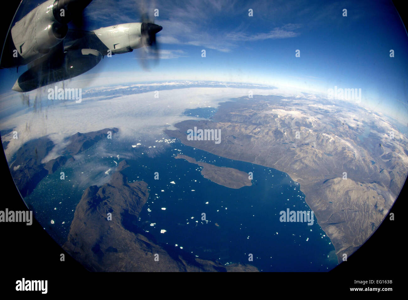 Ein LC-130 Hercules aus der New York Air National Guard 109. Airlift Wing basierend aus Scotia, N.Y., 28. Juli 2010, fliegen über Grönland, auf einer Mission, um den entfernten Wissenschaft Forschung Vorposten dort Nachschub. 109. Airlift Wing ist die einzige militärische Einheit in der Welt solche Flugzeuge fliegen und hat nach Grönland seit 1975 Missionen geflogen. Das Gerät unterstützt jetzt Luftbrücke der National Science Foundation Polarforschung Programm hier. US-Verteidigungsministerium Foto/Fred W. Baker III Stockfoto