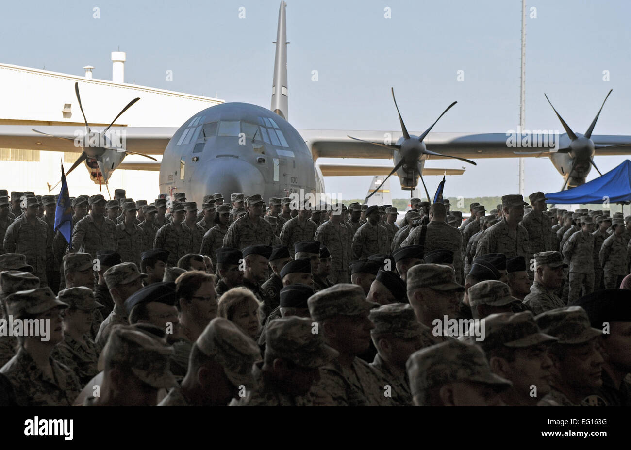 Eine C-130J steht im Hintergrund von einer Gruppe von militärischen und zivilen Mitgliedern, die Teilnahme an der 19. AW-Änderung der Befehl Zeremonie Aug 02, Little Rock Air Force Base, AR.   Staff Sgt Chris Willis Stockfoto