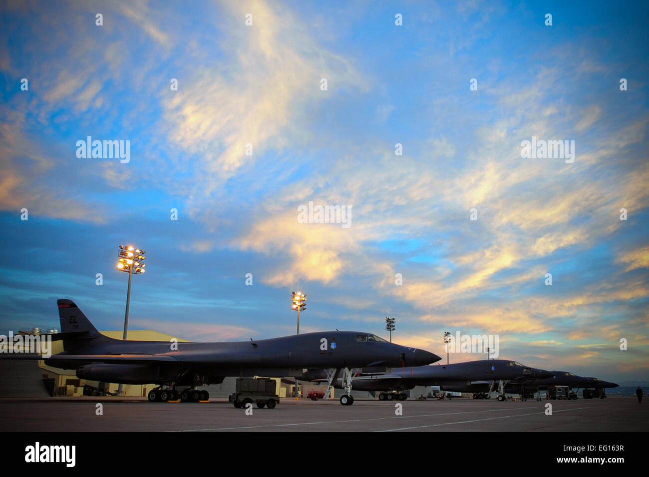 B-1 b Lancer sind auf der Flightline Ellsworth Air Force Base geparkt. Tragen die größte Nutzlast geführte und ungeführte Waffen im Inventar Luftwaffe, ist die Multi-Mission b-1 das Rückgrat der amerikanischen Langstreckenbomber Kraft. Airman 1st Class Corey Hook Stockfoto