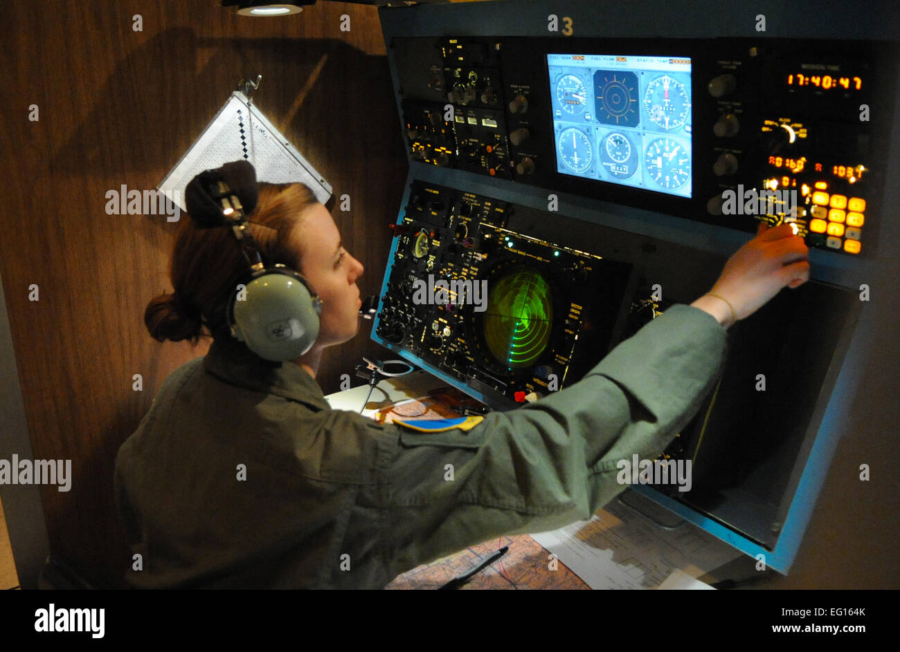 Randolph AFB, TX, 11 Aug 10: 2nd Lt. Elizabeth Thigpen, 562nd flying Training Squadron, fliegt den t-43-Simulator für das letzte Mal am Randolph. Rich McFadden Stockfoto