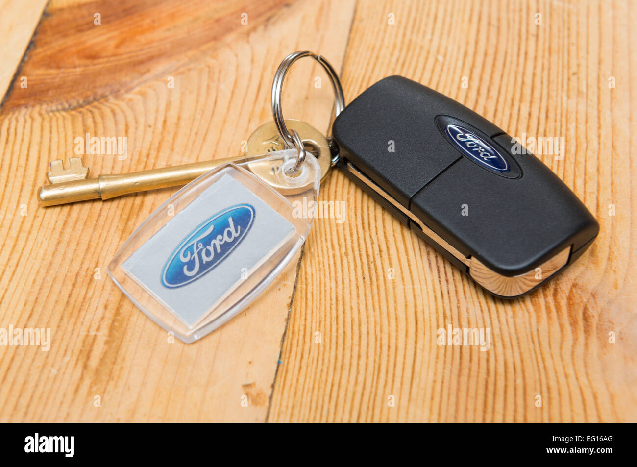 Ford Schlüsselanhänger auf einem hölzernen Küchentisch Stockfotografie -  Alamy