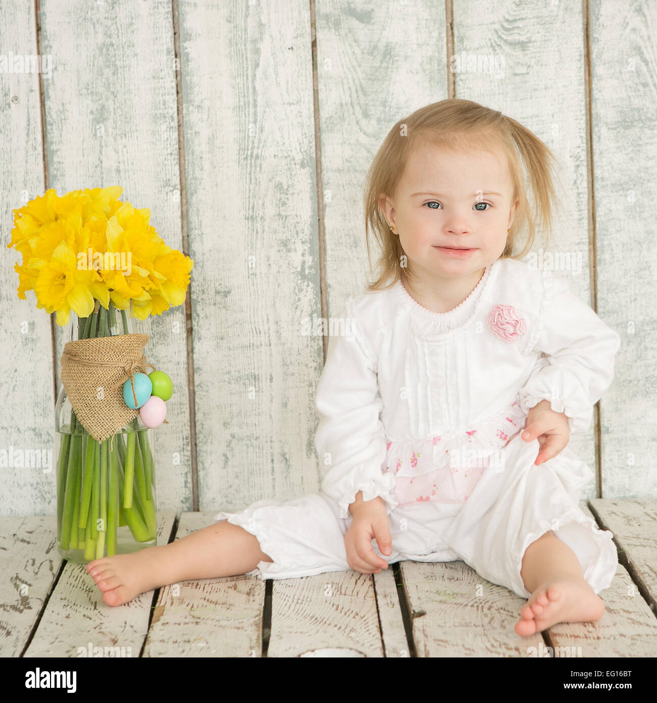 Porträt von fröhliches Mädchen mit Down-Syndrom Stockfoto