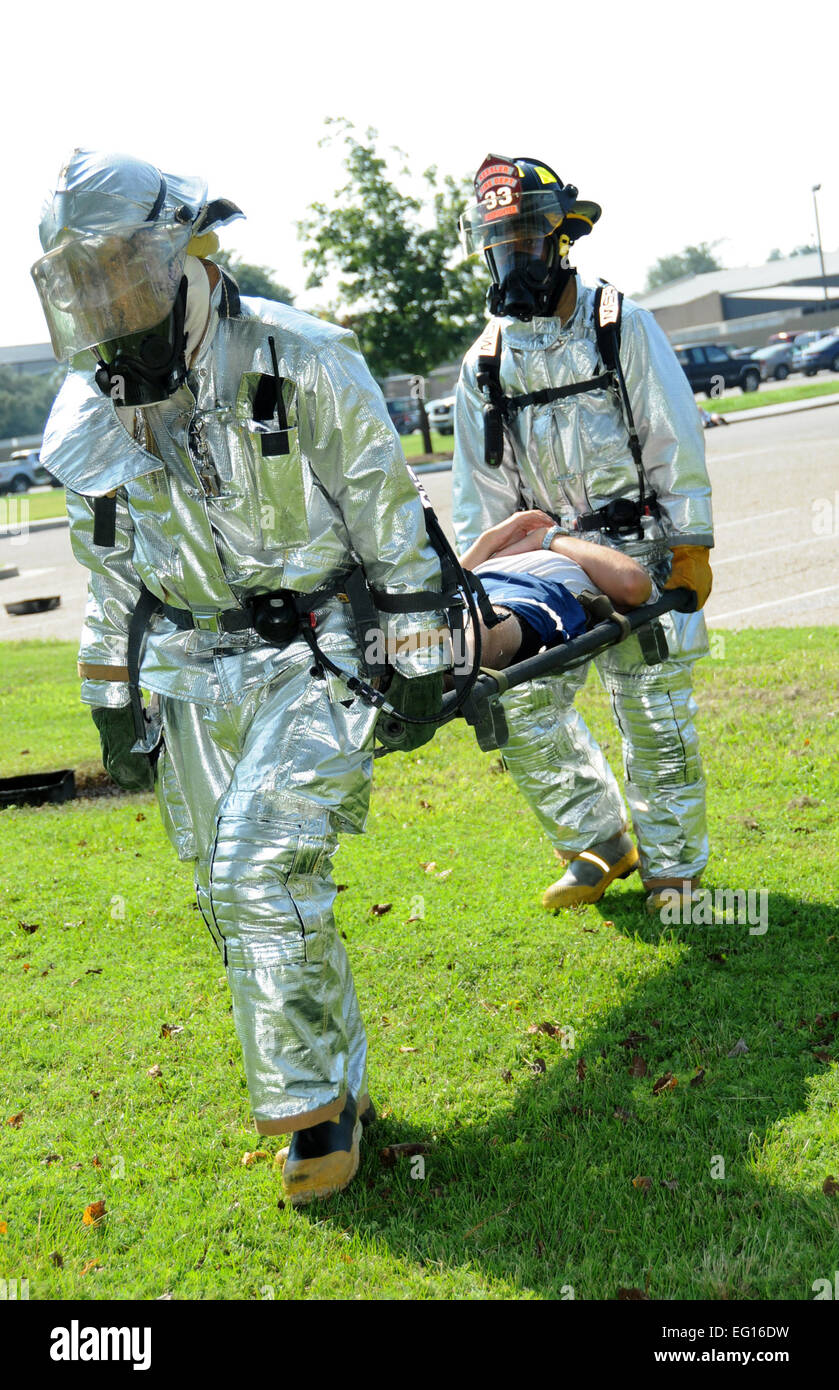 Staff Sergeant Commie Hobbs, links, und anderen Feuerwehrmann Airman 1st Class Jeffery Spivey, 81. Infrastrukturbereich, MacDill Air Force Base, Biloxi, Mississippi, tragen ein Brennen Opfer, Airman Basic Justin Acord, zum Bereich "Triage" während eines schweren Unfalls Antwort Trainings.  Airman Acord ist ein Student im 338th Training Geschwader. Jerry Taranto Stockfoto