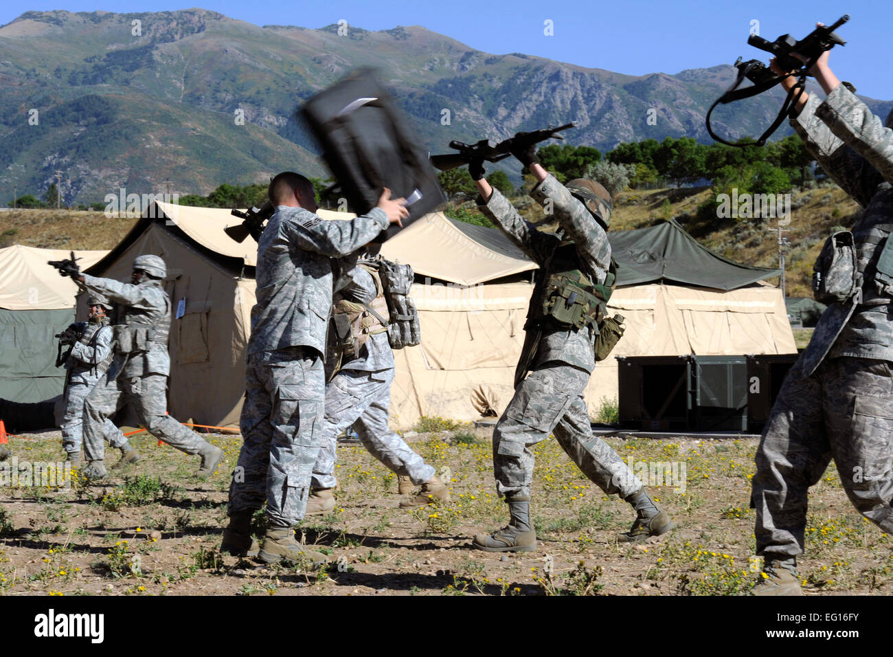 Senior Airman Stephany Miller verwendet ihr Gewehr, um einen Angriff während der Teilnahme an Kampfbereitschaft Ausbildung bei Hill Air Force Base in Utah, 13. September 2010 zu verteidigen. Flieger-Miller ist ein Fotograf mit der 2d Bekämpfung Kamera Squadron, 75. Sicherheitskräfte als ein Augmentee zugewiesen ist.   Staff Sgt Renae Saylock Stockfoto