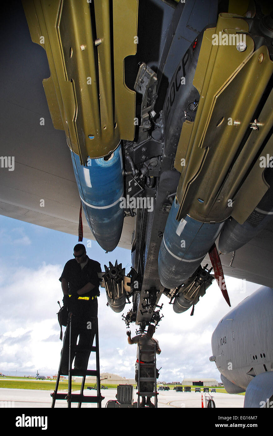 Personal Sgts. Dustin Hyden und Doyle Atkinson, 36. Expeditionary Wartung Geschwader, Last Mk 62 "Quick Strike" Seeminen in eine b-52 Stratofortress Flugzeug 14. September 2010, Andersen Air Force Base, Guam. Die Minen wurden im Rahmen einer Mine legen gemeinsame Übung zwischen der Luftwaffe und der Marine während Valiant Shield geladen. Staff Sgt Jamie Powell Stockfoto