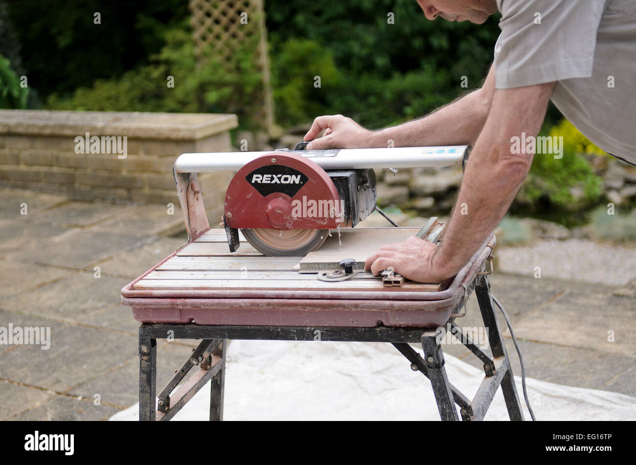 Mann mit Wasser gekühlt keramische Fliesen schneiden Maschine Version verfügbar Stockfoto