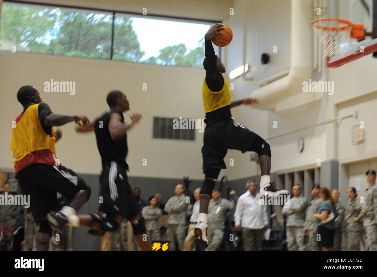 LeBron James, Miami HEAT nach vorne, rechts, bereitet sich auf dunk Basketball als Teamkollegen links, Dwyane Wade und Chris Bosh, Zentrum, während einer Übung Vorsaison im Aderholt-Fitness-Center in Hurlburt Field, Florida, 28. September 2010 zu sehen. Das Team angefordert die Nutzung des Fitness-Centers für ihr einwöchiges Trainingslager und 1st Special Operations Wing Führung beschlossen, den Besuch zu unterstützen. DoD-Foto von US Air Force Senior Airman Sheila deVera Stockfoto