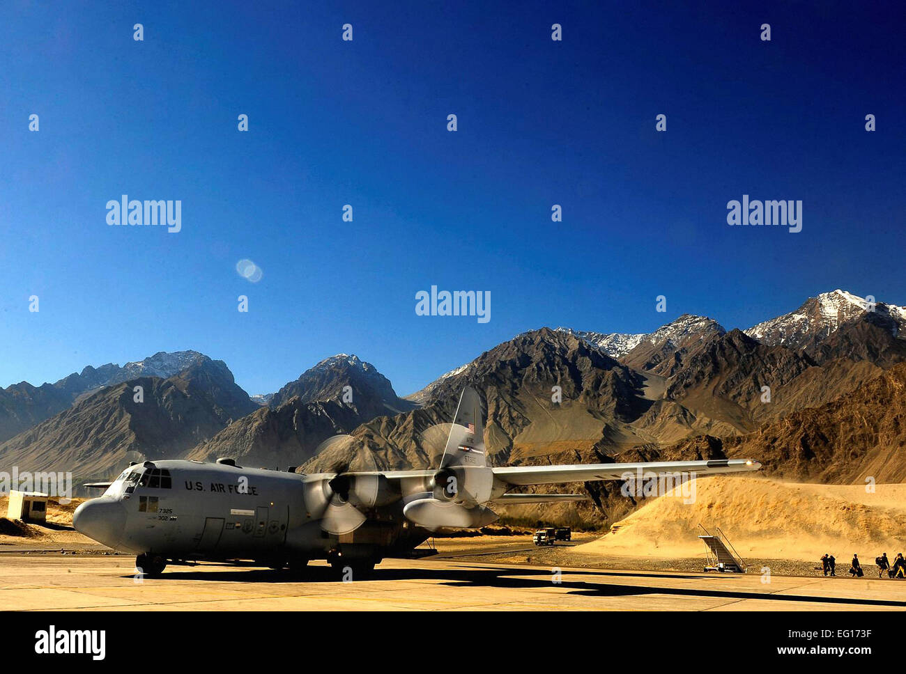 US-Luftwaffe c-130 positioniert sich um humanitäre Hilfsgüter Airfield Skardu Pakistan Okt. 3 entladen. US-Militärflugzeuge, arbeiten in enger Abstimmung mit der pakistanischen Militär, haben mehr als 6,6 Millionen Kilogramm Hilfsgüter transportiert und 21.000 Menschen in der Flut betroffenen Regionen Pakistans in den letzten zwei Monaten evakuiert. Obwohl die Frachtflüge Flugzeug beendet haben, bleibt US-Engagement zur Unterstützung Pakistans Flut Hilfsmaßnahmen stark. Staff Sgt Andy Kin Stockfoto