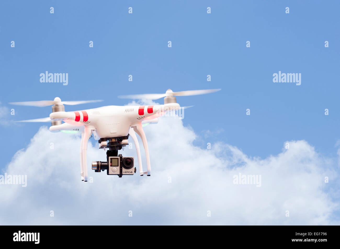 Quadcopter oder Drohne vor blauem Himmel mit Wolken fliegen Stockfoto