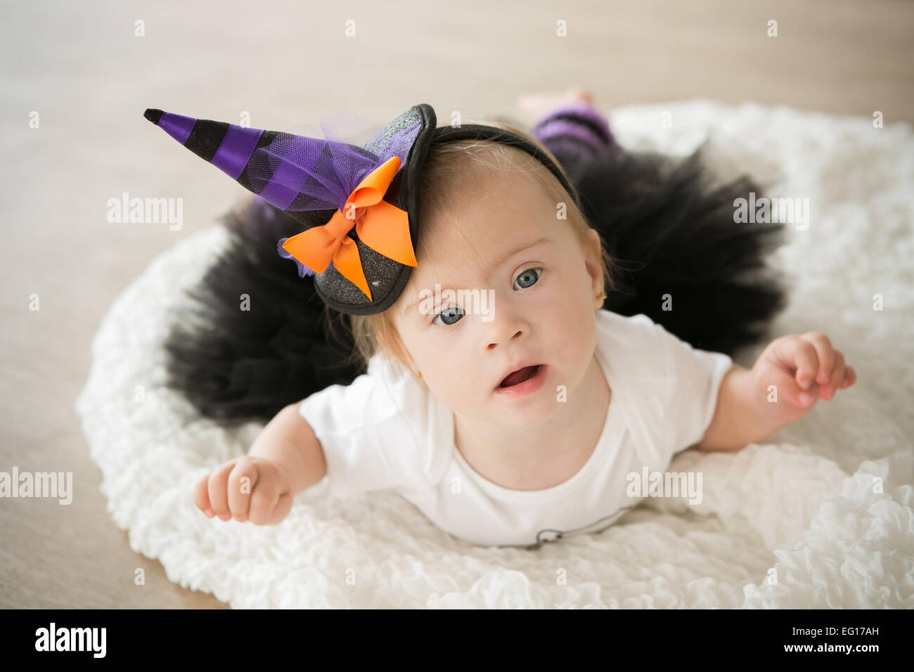 wunderschönes kleines Mädchen mit Down-Syndrom in einem Anzug eine kleine Hexe Stockfoto