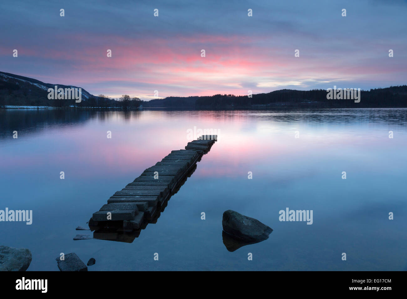 Mitte des Winters Sonnenaufgang über dem Loch Ard, Aberfoyle, Lomond und Trossachs, Schottland. Stockfoto