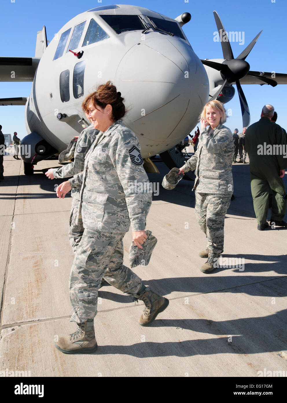 Master Sergeant Barbara Anderson, links und techn. Sgt. Tina Sly, bekommen beide von North Dakota Air National Guard, Fargo, ND einen ersten Blick auf ein C-27J Spartan Flugzeug, nachdem er Okt. 14, am Flughafen Hector, DoD Foto von Senior Master Sergeant David H. Lipp landet Stockfoto