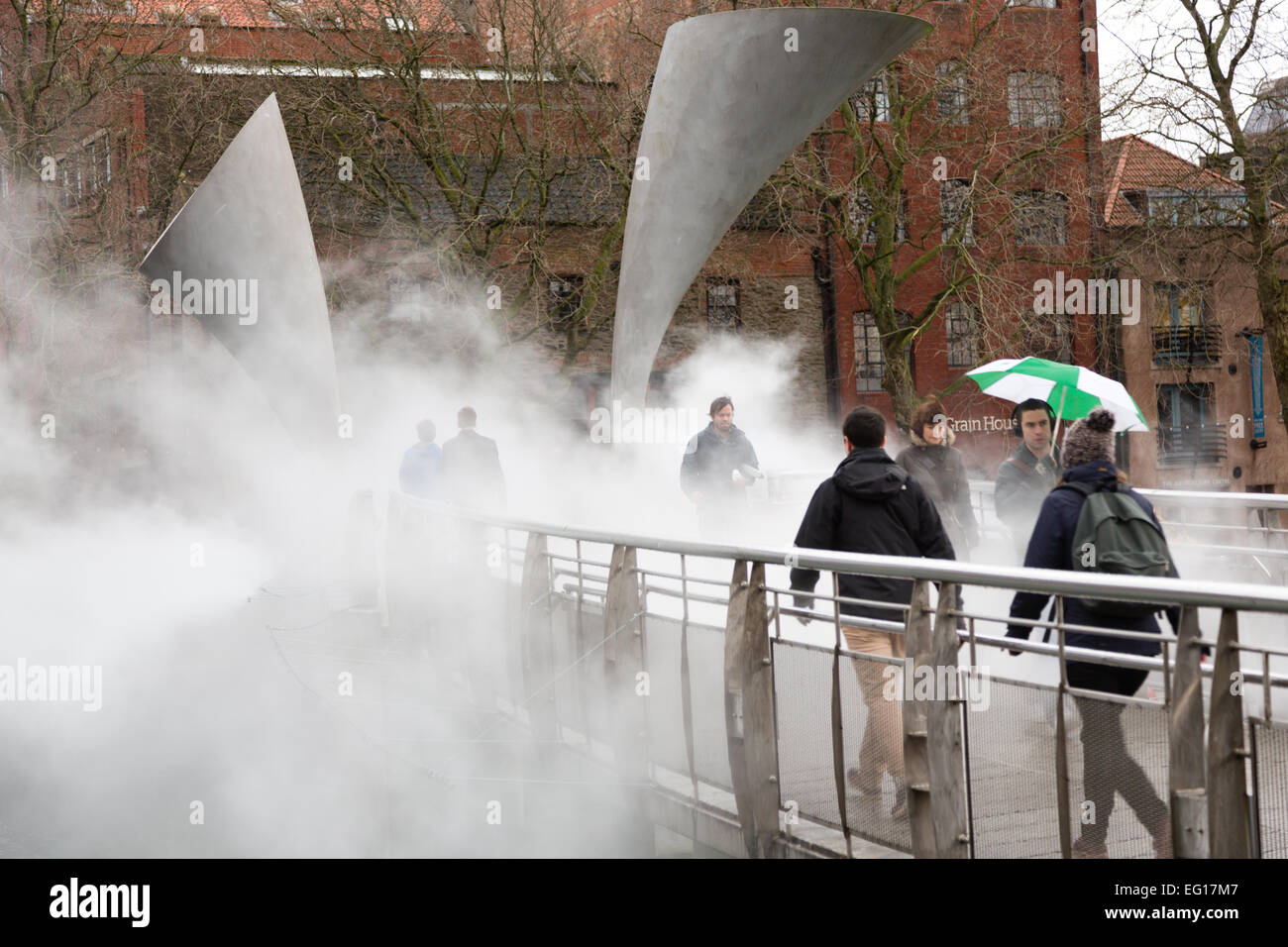 Bristol, UK. 13. Februar 2015. Eine japanische Künstlerin schuf "Nebel Brücke" über Harbourside Bristols, Status der Stadt als European Green Capital zu feiern. Peros Brücke verschwindet hinter einer sich verändernden Nebelschleier, laden den Besucher zu prüfen, den Klimawandel und wie es ihr Leben stören könnte. Bildnachweis: Rob Hawkins/Alamy Live-Nachrichten Stockfoto