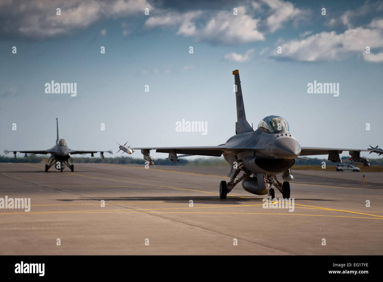 US Air Force Captain Chris Nations, einen 14. Fighter Squadron Standardisierung und Auswertungen Officer und Staff Sgt Bernard Mutz, ein 35. Bauingenieur-Geschwader Bereitschaft und Notfall-Manager, taxi nach einem gehärteten Flugzeug Tierheim in einer f-16 Fighting Falcon Flugzeuge nach einem Incentive Flug in Misawa Air Base, Japan, 22. Oktober 2010. Sergeant Mutz sagte, dass der Flug gab ihm ein neues Verständnis und Respekt für das, was Piloten tun. Der 35. Kämpfer-Flügel verleiht Incentive Flüge hervorragende Flieger jedes Jahr für ihre hervorragende Arbeit und ihr Engagement belohnen.  Staff Sgt Samuel Morse Stockfoto