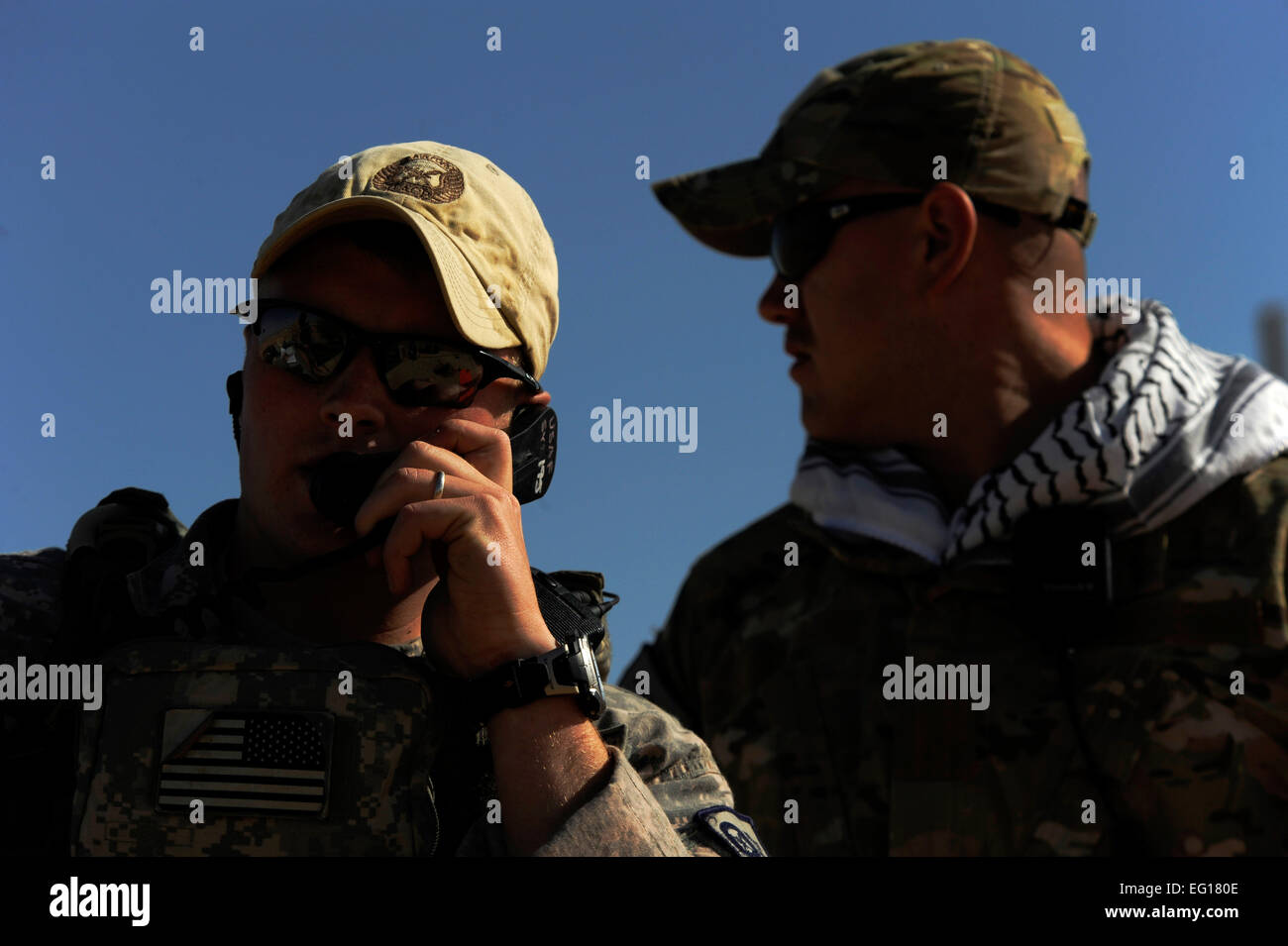 US Air Force Staff Sgt Matthew Rowley, 13. Air Support Operations Squadron, Kontakte Luft Vermögenswerte in Luftnahunterstützung als Teil des Falcon Air treffen 2010 in der Nähe von Azraq, Jordanien, 25. Oktober 2010 aufgerufen.  The Falcon Air Meet dient zur Verbesserung der internationalen militärischen Beziehungen und gemeinsamen Flugbetrieb.  Staff Sgt Eric Harris Stockfoto