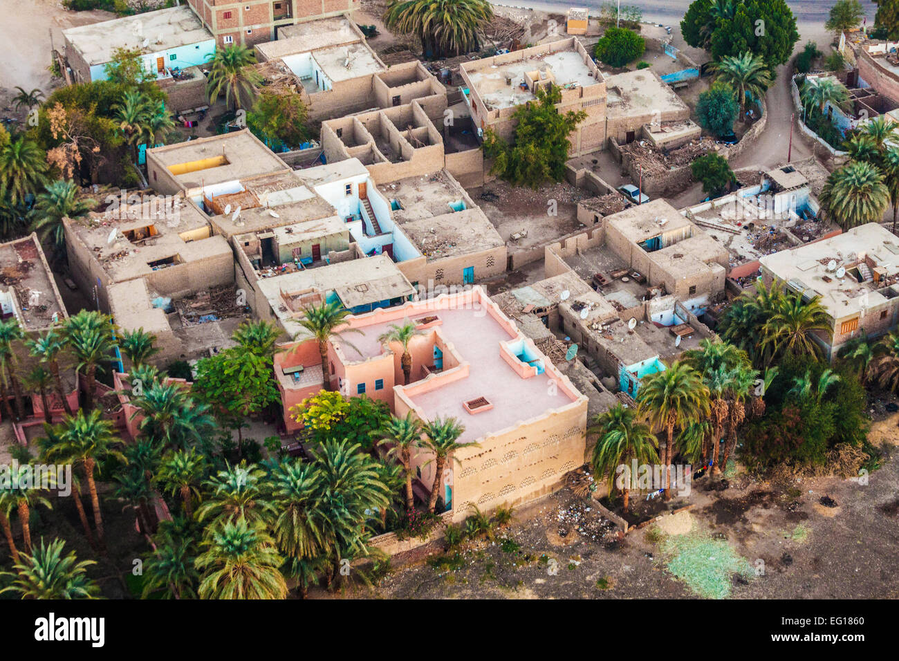 Luftaufnahme eines Dorfes in das Tal der Könige am Westufer des Nils in Ägypten. Stockfoto