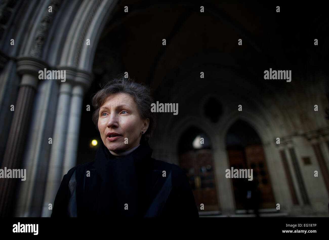 Vereinigtes Königreich, London: Russische Witwe des ehemaligen KGB-Spion Alexander Litvinenko, Marina (R) fotografiert verlassen Royal Courts of Justice nach dem Gewinn der Unterstützung der Richter am High Court, eine öffentliche Anhörung für den Tod ihres Mannes im Zentrum von London am 11. Februar 2014 haben Stockfoto