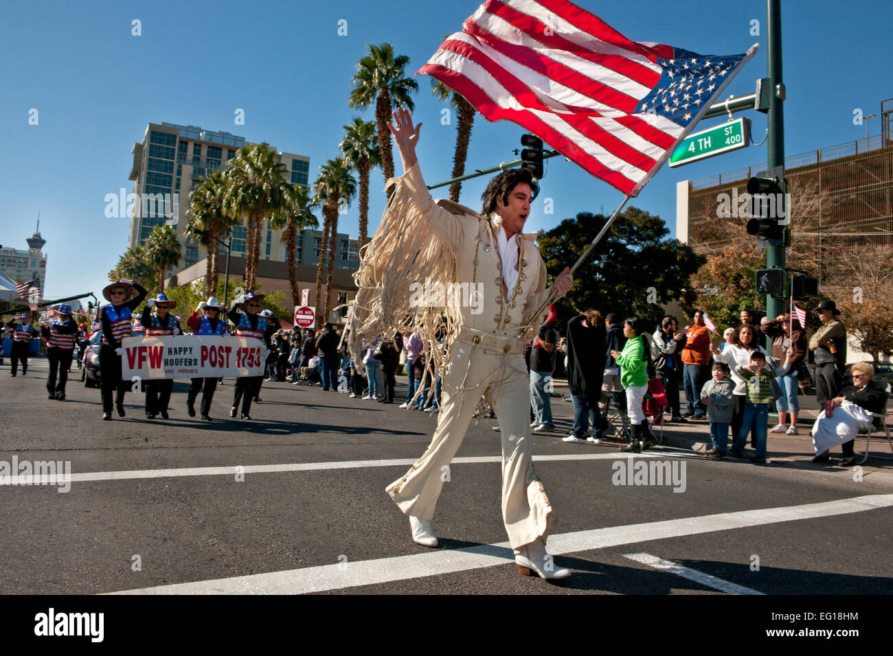 LAS VEGAS - Elvis-Imitator verzichtet auf eine amerikanische Flagge und 11. November 2010 in Las Vegas Veterans Day Parade marschiert. Flieger von der US Air Force Ehrengarde und Nellis Air Force Base nahmen an der Parade Teil.  U.S. Air Force Photo / techn. Sgt. Michael R. HolzworthReleased Stockfoto