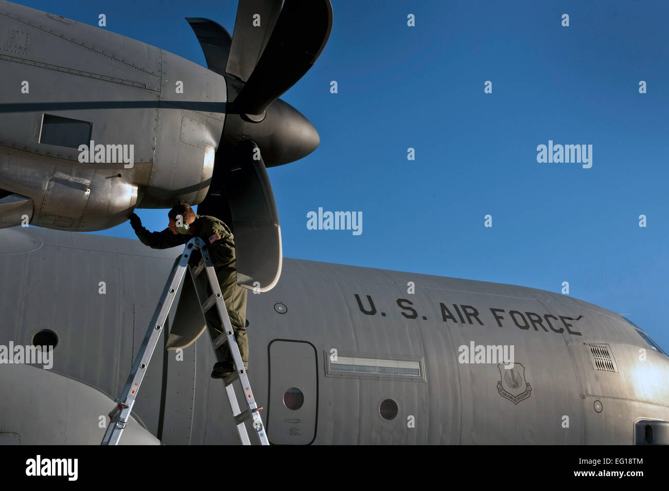 US Air Force Tech Sgt. Nathan McAdams, einem fliegenden Crewchief mit 86. Aircraft Maintenance Squadron, Air Force Base in Ramstein, Deutschland, führt Post-Flight-Checks von einer c-130 Hercules Motor Aufnahme nach Landung auf der Nellis Air Force Base, Nevada, während eine Mobilität Luftwaffen Übung auf der Nevada Test und Trainingsbereich, 17. November 2010 statt. Rund 40 c-17 Globemaster III und c-130 Hercules Frachtflugzeuge werden in Antenne Formationen, Luft und Boden Operationen durchzuführen, im Rahmen einer halbjährlichen, US Air Force Weapons School montieren.  Techn. Sgt. Michael R. Holzworth Stockfoto