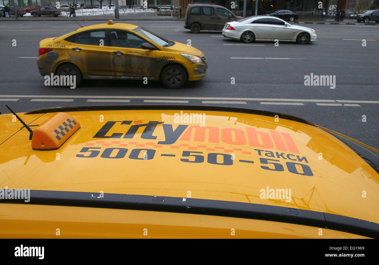 Moskau, Russland. 13. Februar 2015. Taxi-Autos gesehen auf ...