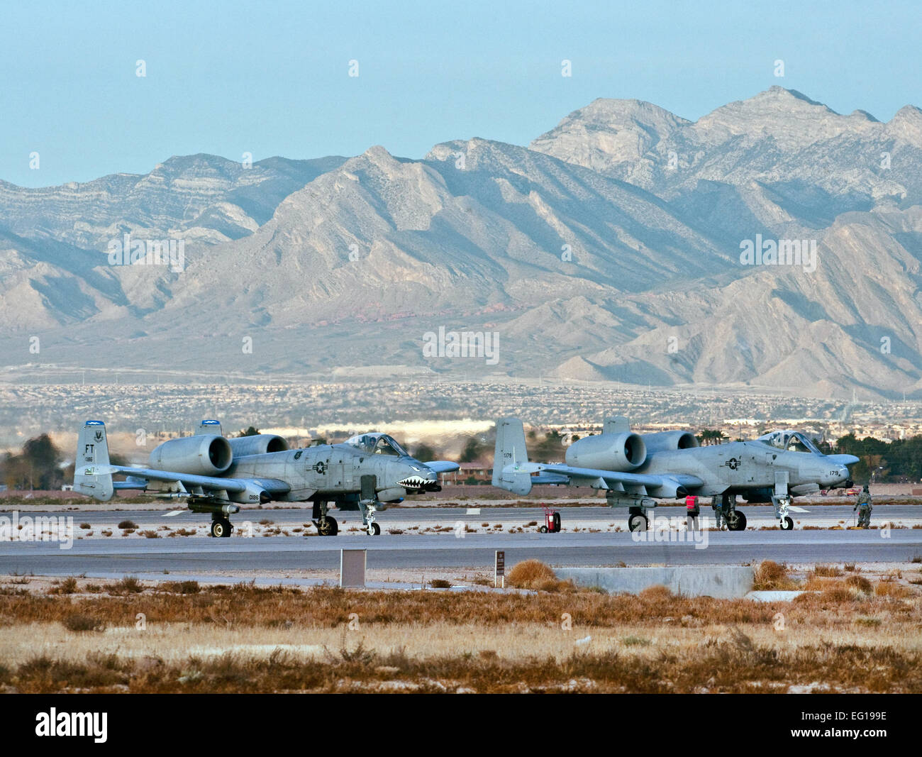 Zwei Flugzeuge der US Air Force a-10 Thunderbolt II aus der 74. Jagdstaffel aus Moody Air Force Base, Georgia, warten am Ende der Nellis Air Force Base, Nevada, Start-und Landebahn für die Abfertigung für eine Ausbildungsmission während der Green Flag West 11-2 Nellis am 10. Dezember 2010 trainieren auszuziehen. Green Flag-West bietet eine realistische Luft-Land Integration Trainingsumgebung für Kräfte zur Unterstützung weltweit Kampfhandlungen vorbereiten.  Techn. Sgt. Michael R. Holzworth Stockfoto