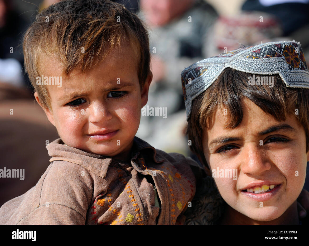 Zwei afghanische jungen posieren für ein Foto in Khwazi Dorf, Afghanistan, während Mitglieder der Provinz Zabul der Wiederaufbau-Team eine Website für ein zukünftiges Projekt gut, 14. Dezember 2010 Umfrage. PRT Zabul besteht der Air Force, Army, Abteilung der staatlichen, U.S.-Agentur für internationale Entwicklung und US Department of Agriculture Bedienpersonal mit der Regierung Afghanistans zur Verbesserung der Regierungsführung, Stabilität und Entwicklung in der gesamten Provinz arbeitet.  Staff Sgt Brian Ferguson Stockfoto