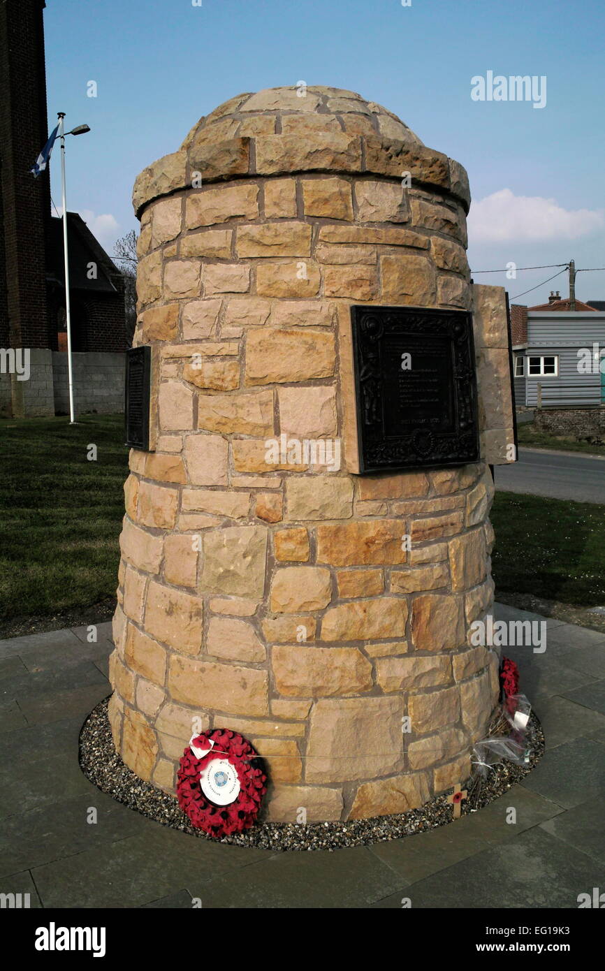 AJAXNETPHOTO. CONTALMAISON, SOMME, FRANKREICH. -KRIEGERDENKMAL - EIN STEINHÜGEL ERRICHTET IM JAHR 2004 ZUM GEDENKEN AN 16. ROYAL SCOTS (MACRAE BATAILLON.) WER NAHM DAS DORF VON DEN DEUTSCHEN MIT SCHWEREN VERLUSTEN. FOTO: JONATHAN EASTLAND/AJAX REF: DP1 80904 114 Stockfoto