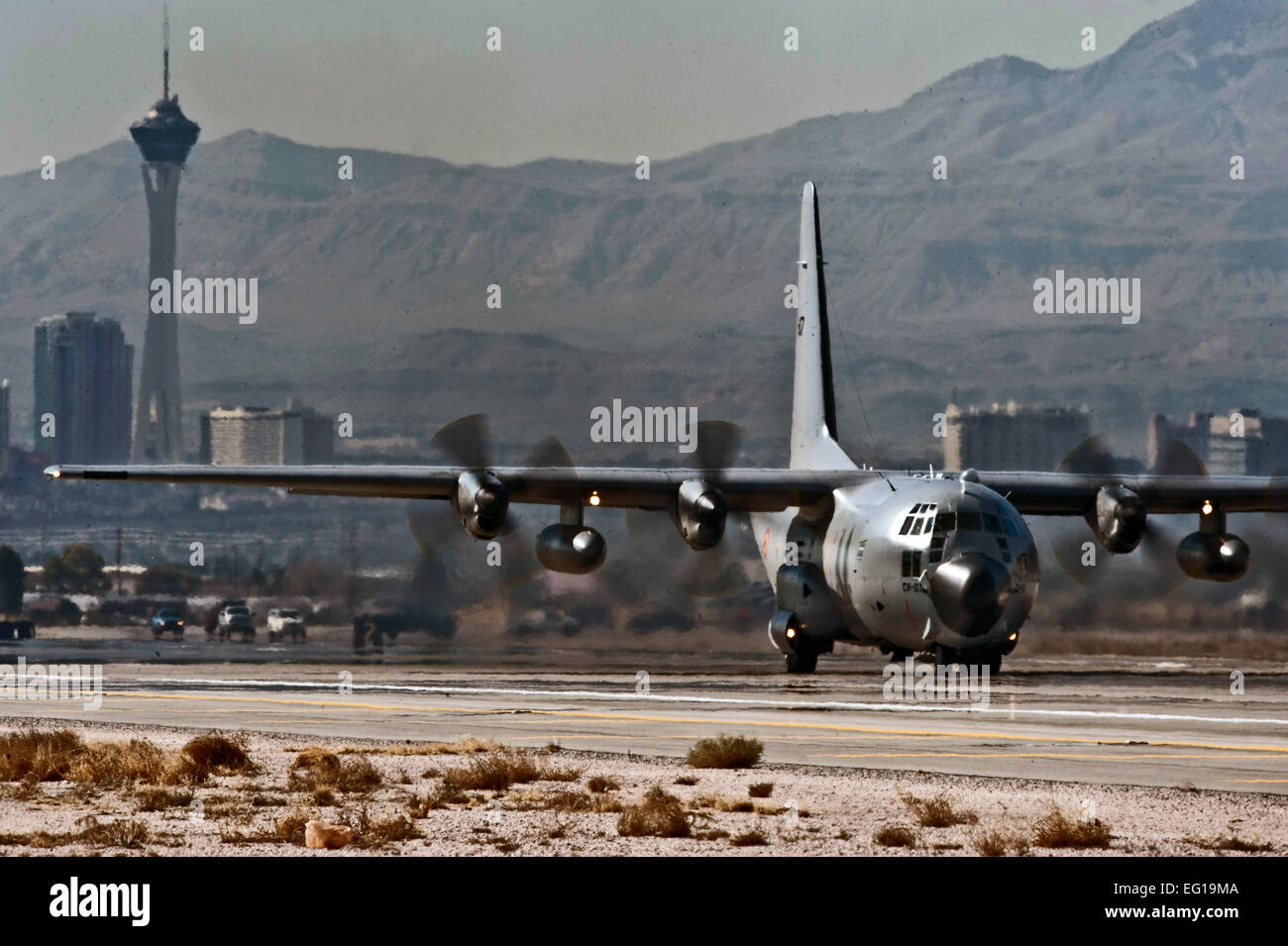 Eine belgische Luftwaffe startet C-130J Super Hercules von der Nellis Air Force Base, Nevada, Fluglinie für eine Ausbildungsmission während rote Fahne 11-2, 3. Februar 2011.  Rote Fahne ist ein realistisches Kampftraining-Übung mit den Luftstreitkräften der Vereinigten Staaten und ihrer Verbündeten.  Michael R. Holzworth Tech Sgt. Stockfoto