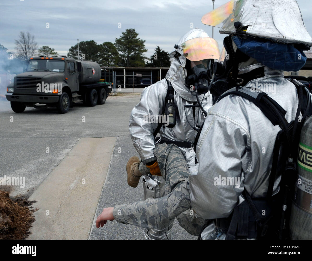 US Air Force Staff Sgt Joseph Dunn und U.S. Air Force Senior Airman Ryan Gross, 633d Civil Engineer Squadron Feuerwehrleute tragen US Air Force Airman Jessica Howe, ein 633d Dental Squadron Techniker, Weg von der Szene einer simulierten Explosion während eine große Unfall-Antwort-Übung in Langley Air Force Base, VA., 4. Februar 2011. Stuten auf halbjährlicher Basis zu zertifizieren und base Einsatzkräfte trainieren statt.  Senior Airman Wesley Farnsworth Stockfoto