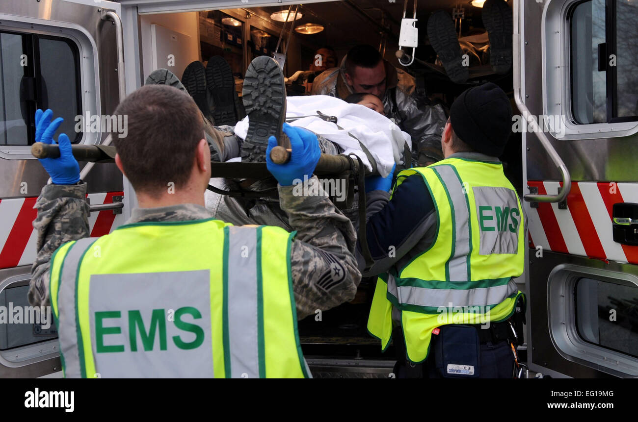 Notfallhelfer laden Patienten mit gespielter Verletzungen in die Rückseite des Krankenwagens nach wird in der Szene einer simulierten Explosion während eine große Unfall-Antwort-Übung in Langley Air Force Base, VA., 4. Februar 2011 selektiert. Stuten sind gehalten, auf halbjährlicher Basis um sicherzustellen, dass Ersthelfer ausgebildet und in der Lage, reale Zwischenfälle zu behandeln sind.  Senior Airman Wesley Farnsworth Stockfoto