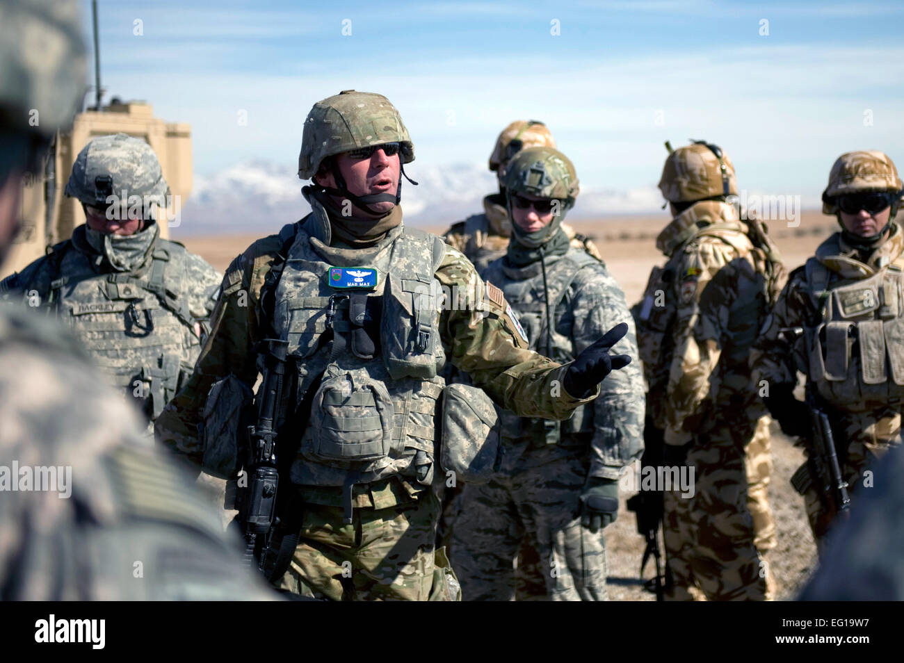 US Air Force Oberstleutnant Stacy Maxey, einen Befehl Luft Mobilitätsbeauftragten Liason mit Task Force CROM, erklärt, was Studenten gesucht werden sollte beim Einrichten des Schmutzes Landung Zone während die Hände am Ende eine Landung Zone Offizier Sicherheitskurs für US Air Force, US Army und rumänische Armeepersonal auf Forward Operating Base FOB Lagman, Afghanistan. Studenten wurden in der Klasse sicher Zertifikat die Schmutz-Landung- and -Drop-Zone in der Provinz Zabul FOB Lagman ausgeführt.  Master Sergeant Adrian Cadiz Stockfoto