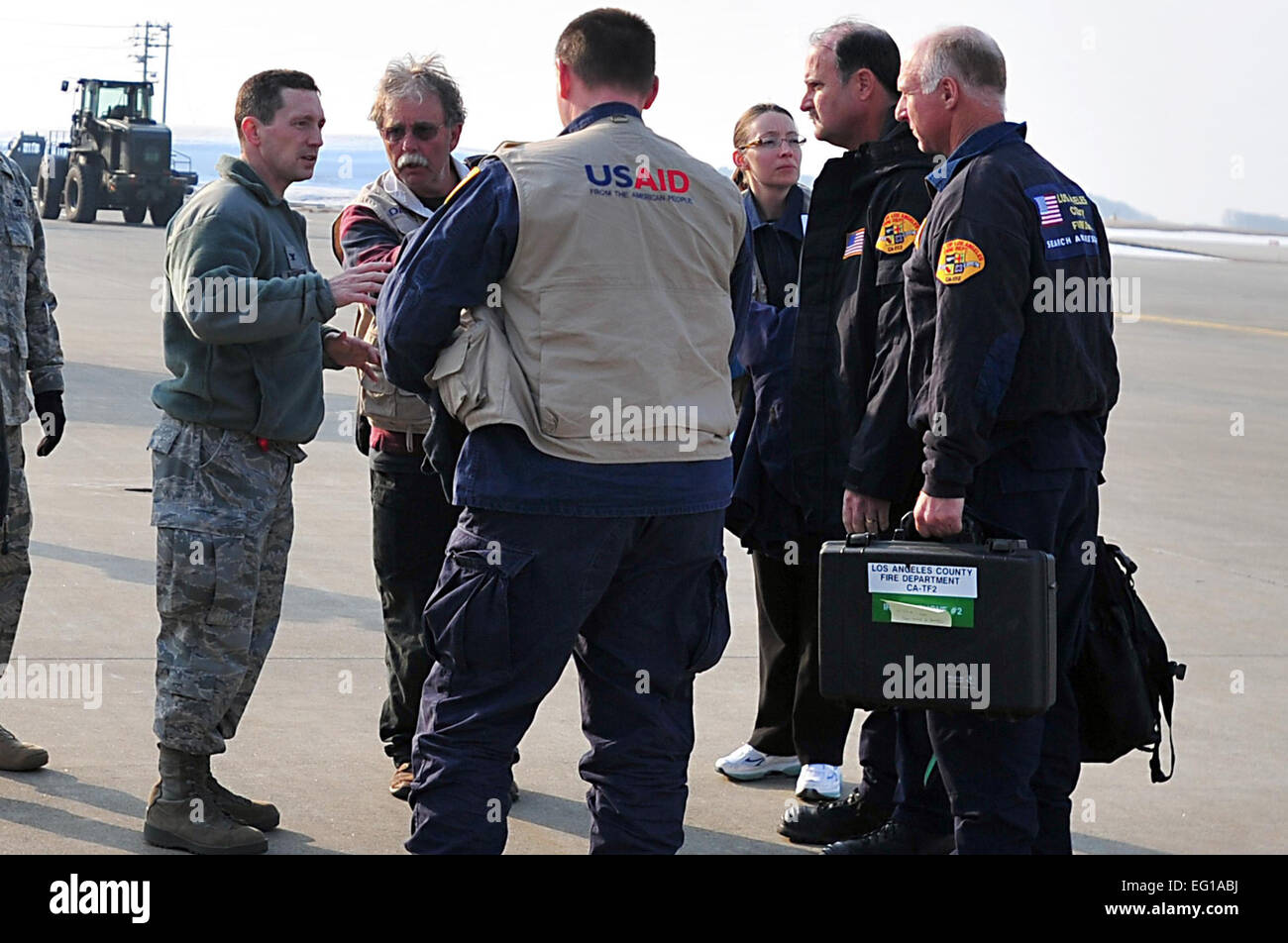 US Air Force Colonel Michael Rothstein, 35. Fighter Wing Commander, Gespräche mit United States Agency für internationale Such- und Rettungsteams Mitglieder des Entwicklungsteams auf der Flightline auf Misawa Air Base, Japan, 13. März 2011. Teams aus Los Angeles County Fire Department und der Fairfax County, Virginia, Urban Search and Rescue kamen zur Unterstützung der Operation Tomodachi, mit zivilen Hilfs- und Wiederaufbaumaßnahmen Operationen zu unterstützen.  von Staff Sgt Marie Brown Stockfoto